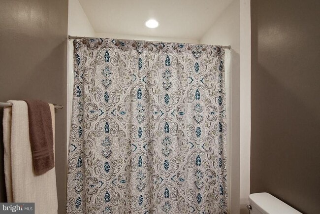 Building Photo - 136 Solara Dr