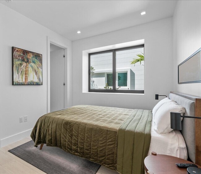 Building Photo - 1311 Bay Dr