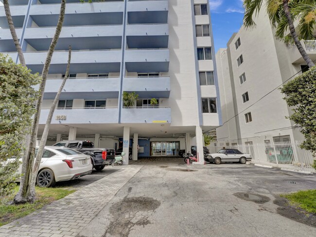 Building Photo - 1658 Bay Rd