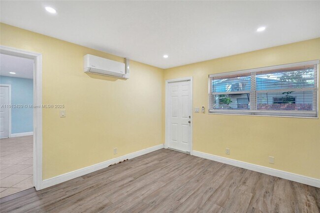 Building Photo - 720 SE 15th St