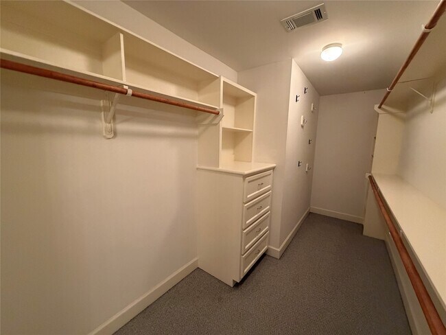 Building Photo - 8715 Meadowcroft Dr