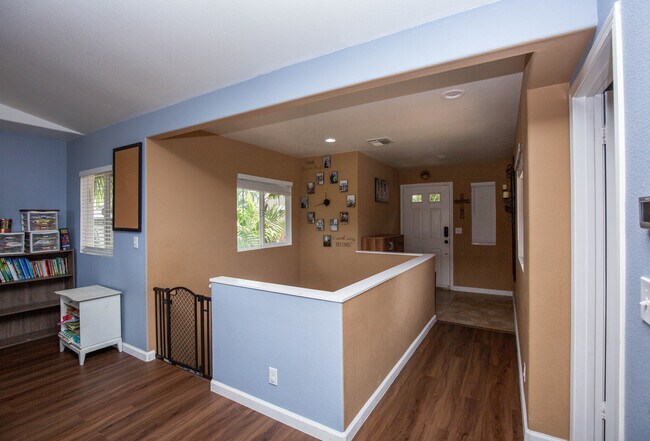 Building Photo - Ocean, Mountains & Sunset Views - 27 PV Pa...