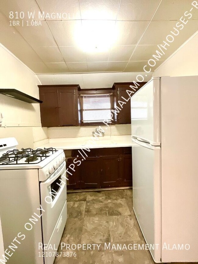 Building Photo - 810 W Magnolia Ave