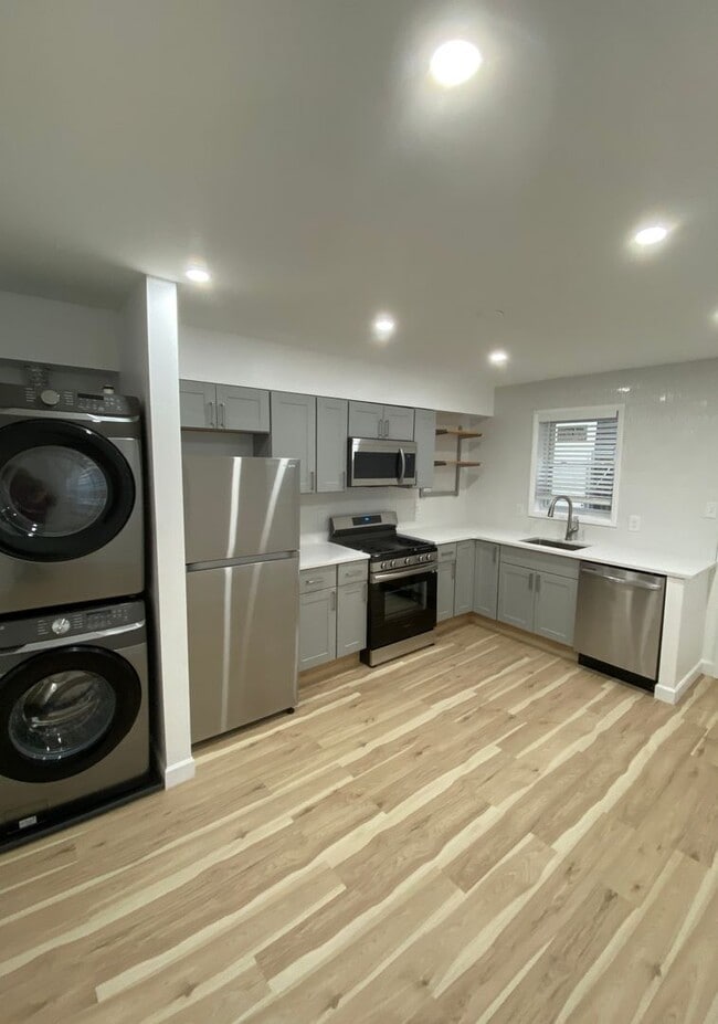 Building Photo - Amazing 3 bedroom