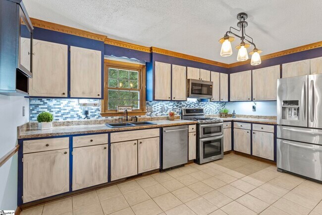 Building Photo - 405 Creek Dr