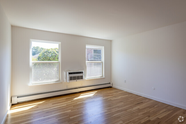 1BR, 1BA - 950SF - Everly Roseland