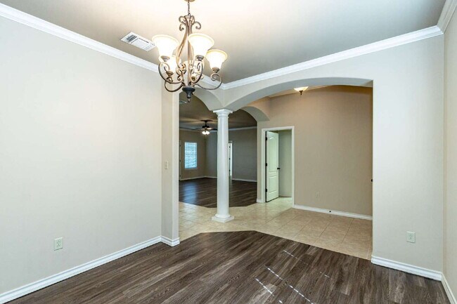Building Photo - Gorgeous townhome!