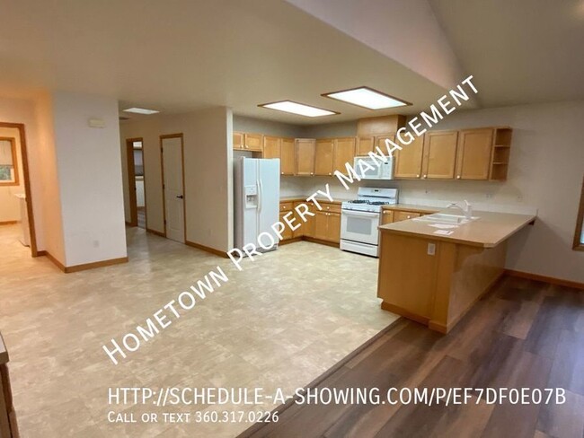 Building Photo - Waterfront Rambler on Pattison Lake! Avail...
