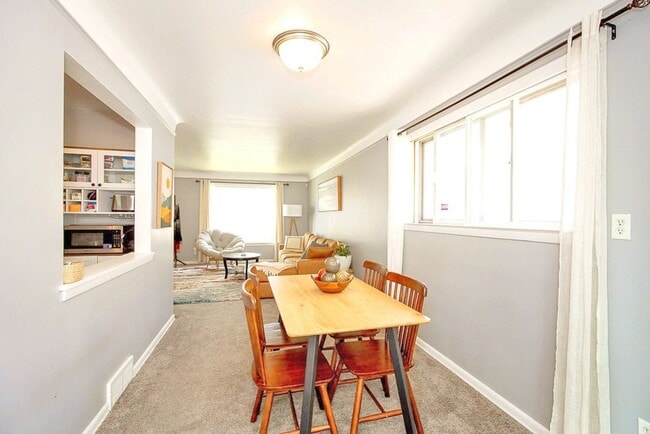 Building Photo - FULLY FURNISHED ACED 3 BED 1.5 BATH SINGLE...
