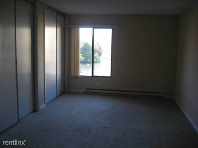 Building Photo - 2 br, 1.5 bath Condo - 5565 E Evergreen Blvd
