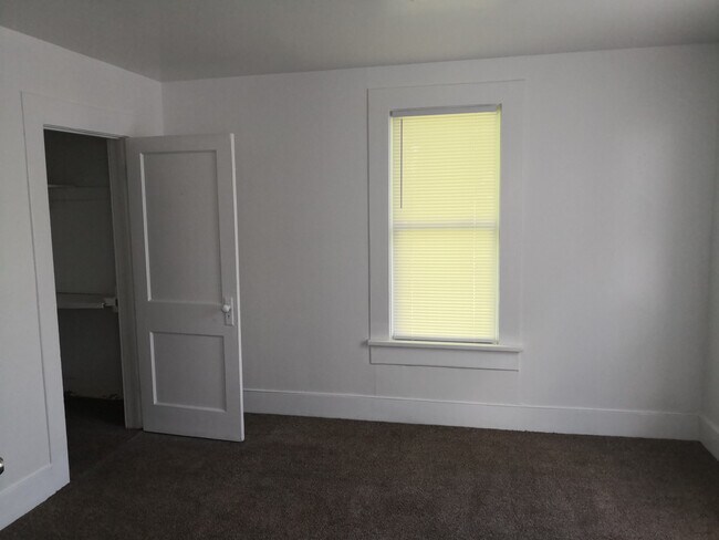 Building Photo - 427 s central