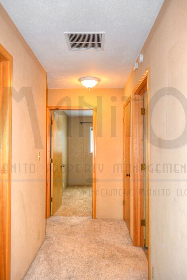 Building Photo - **COMING SOON** Spacious Wandermere Area Home