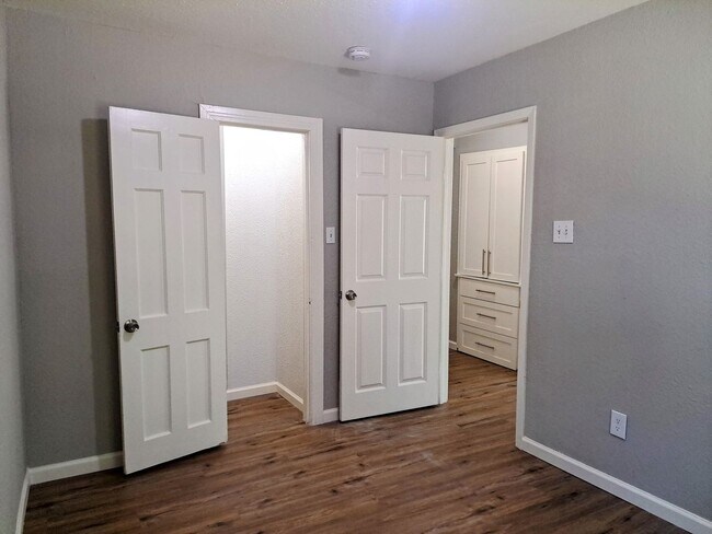 Building Photo - 4 bedroom, 2 bath home, Handicap accessible
