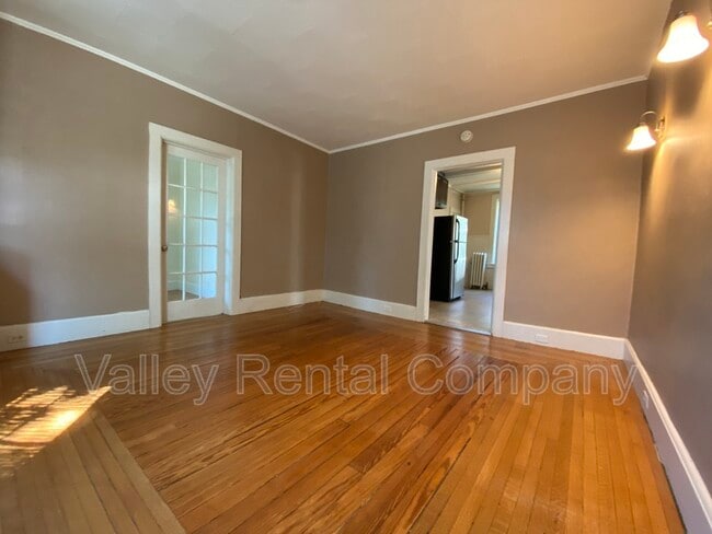 Building Photo - 200 King St