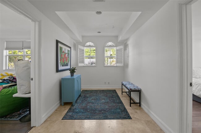 Building Photo - 732 NE 15th Ave