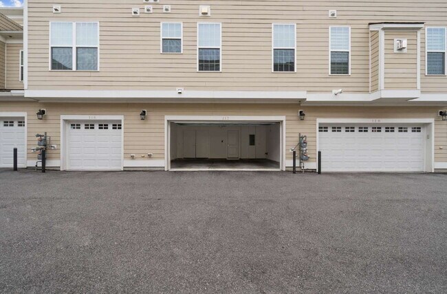 Building Photo - Luxury Townhome with Elevator and Rooftop Terrace