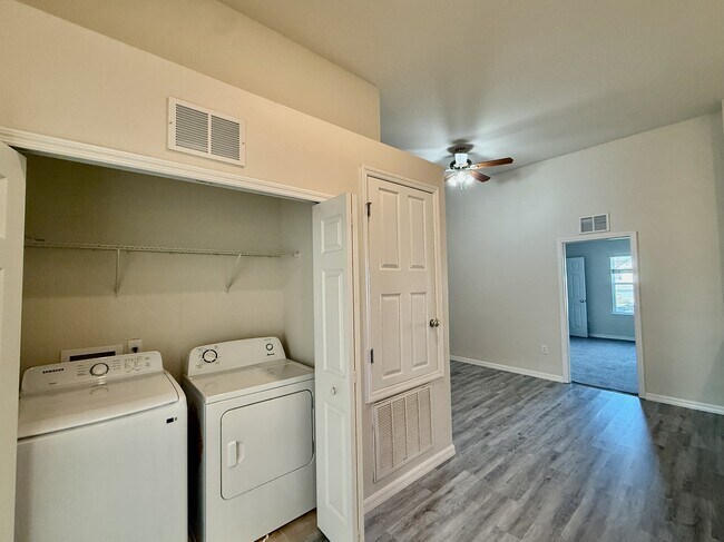 Building Photo - 3977 Plainview Dr