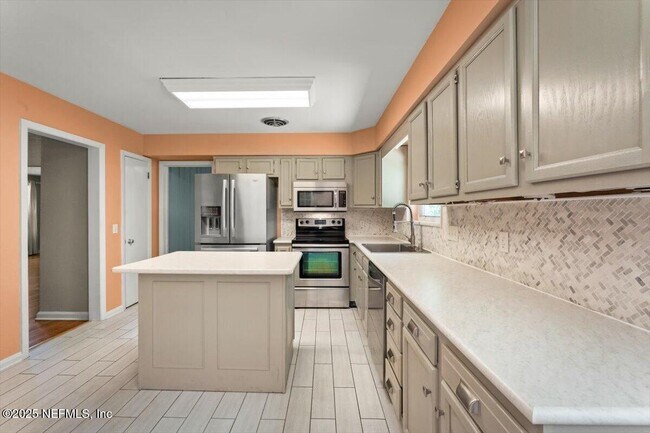 Building Photo - 2240 Jose Cir S