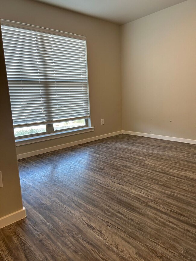 Building Photo - 3 bed 2 bath Duplex  Available 9/10!