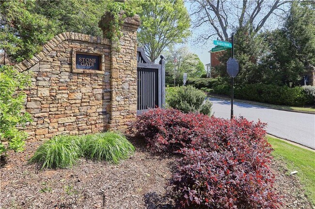 Building Photo - 2740 Stonehill Way