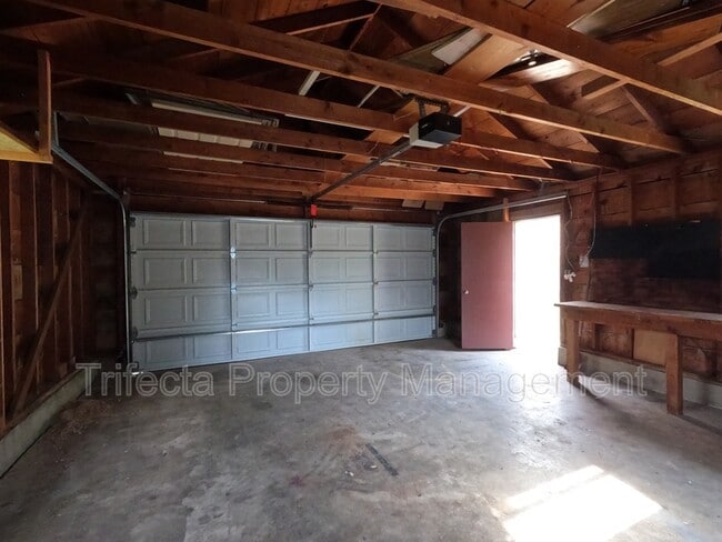 Building Photo - 622 Miller Dr