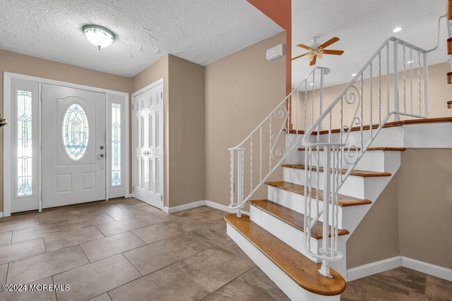 Building Photo - 691 Sussex Ct