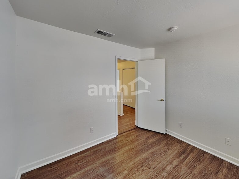 Building Photo - 11801 N Olive St