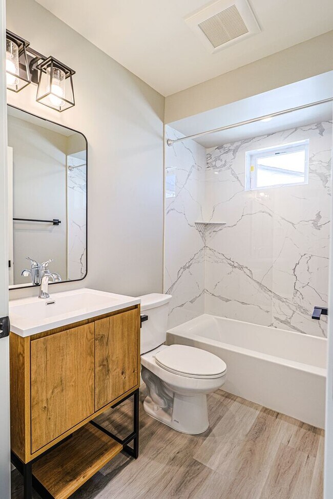 Building Photo - Newly built 4 bed/4 bath townhome in a 6-u...
