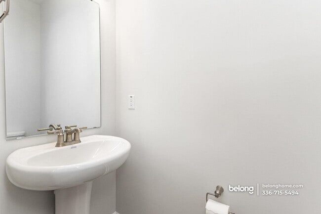 Building Photo - 1425 Rhodes Pond St