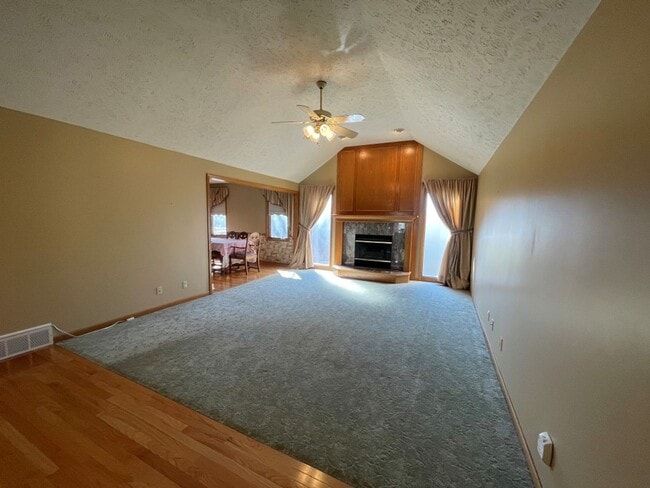 Building Photo - Home For Rent Bellevue.