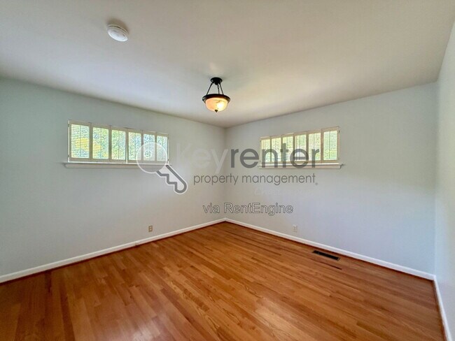 Building Photo - 1406 Highland Way