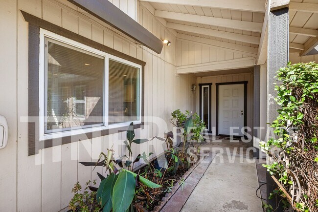 Building Photo - 639 Flower Dr