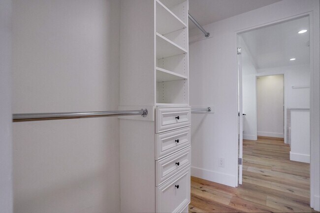 Building Photo - 435 N Oakhurst Dr