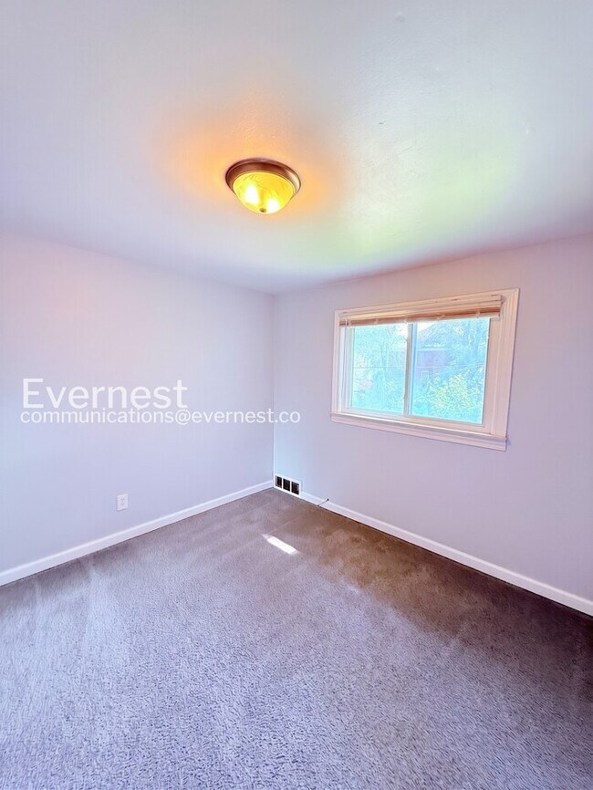 Building Photo - Charming Townhome with Driveway and Street Parking | Pet friendly | Available Now!