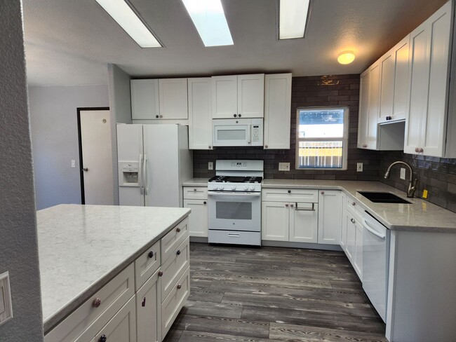Building Photo - Stunning 3 bed / 2 bath Solar Home in Desi...