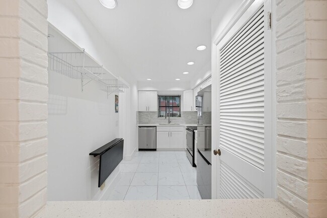 Building Photo - 1443 SW 27th Ave