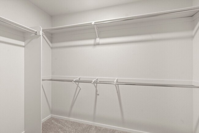 Building Photo - Start a Lease by 12/1 and Receive a $500 R...