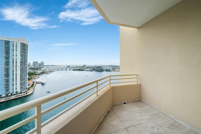 Building Photo - 888 Brickell Key Dr