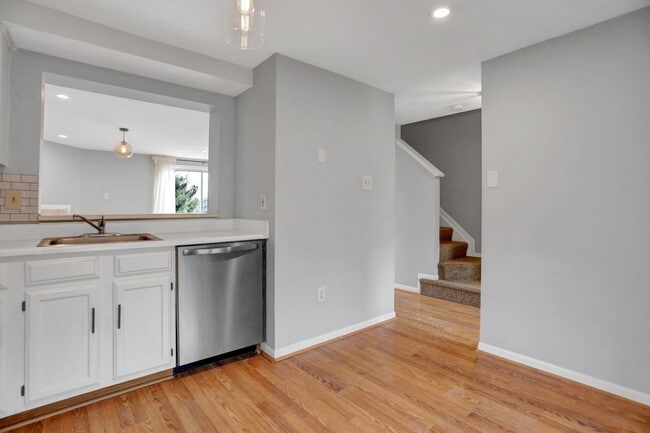 Building Photo - Charming End Of Group Townhome for Rent
