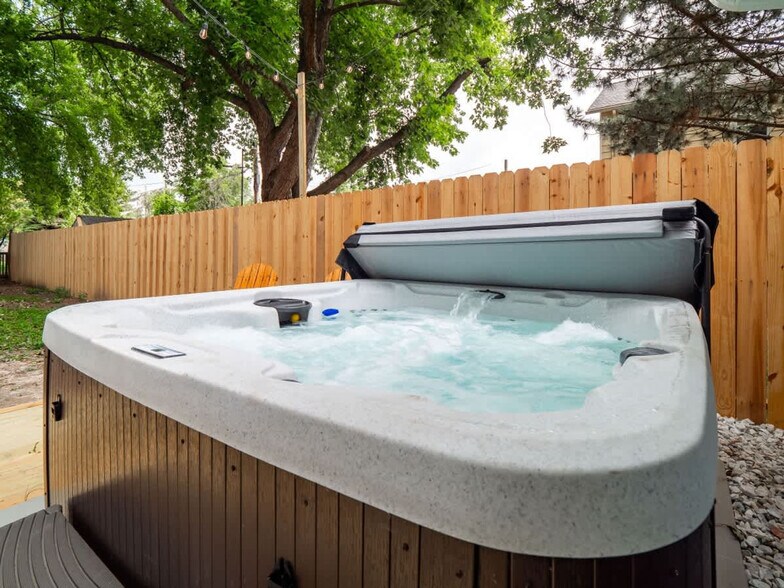 Building Photo - 1107 1st St