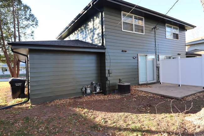 Building Photo - Updated 3-Bed Duplex with 1.5 Baths in Appleton