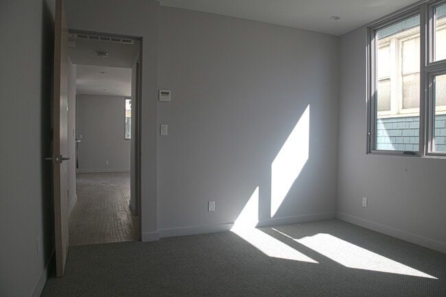 Building Photo - 310 16th Pl