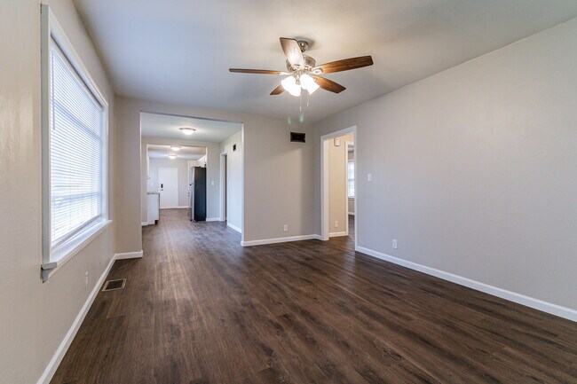 Building Photo - 210 S Victor St