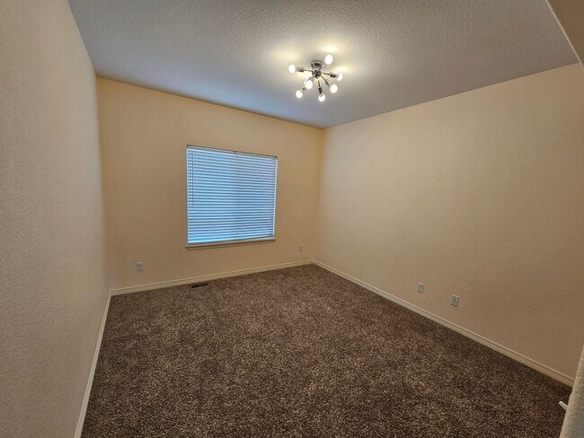 Building Photo - 4 Bed 3 Bath in Lorson Ranch!!