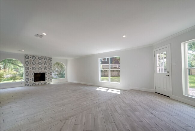 Building Photo - 818 Silvergate Dr