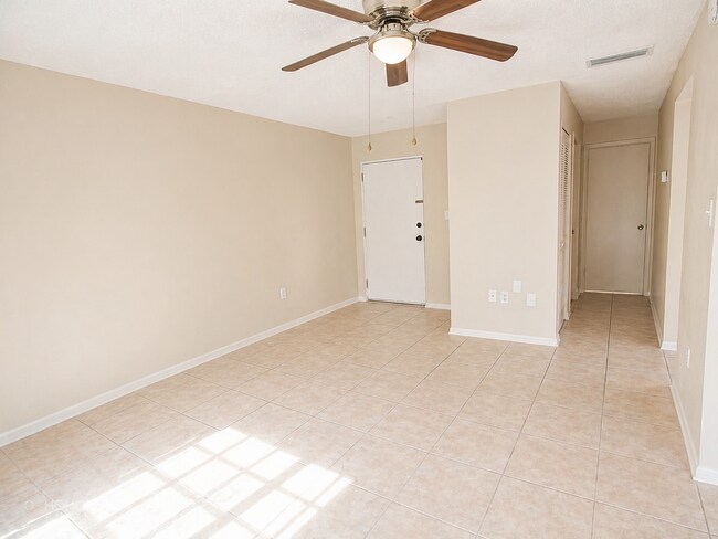 Building Photo - FOR RENT – CHARMING 1-BEDROOM CONDO IN SAINT PETERSBURG, FL
