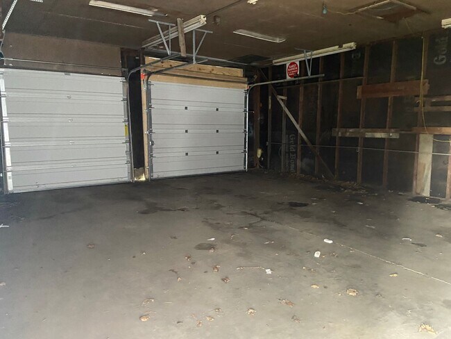 Building Photo - MOVE IN SPECIAL! 3 Bedroom Home with Huge Detached Garage!