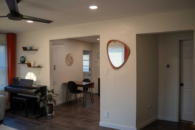 Building Photo - 1900 Mitchell Terrace