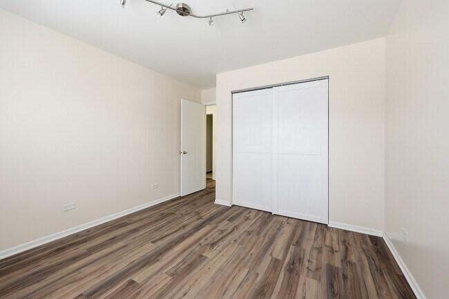 Building Photo - 760 E Whispering Oaks Dr