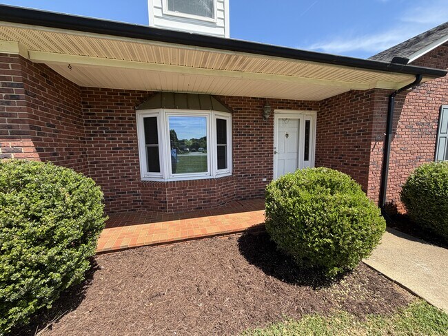 Building Photo - 236 Meadow Oaks Dr